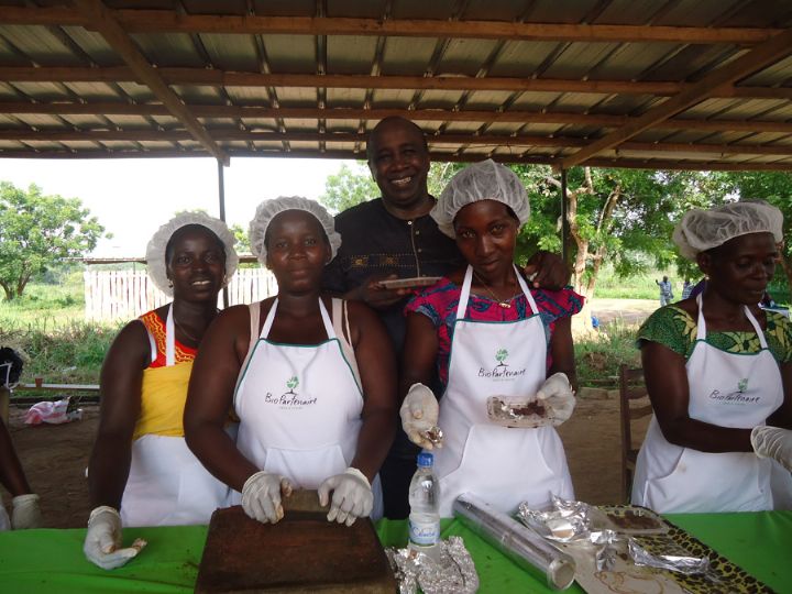 15/04/15 LE CONSEIL CAFE-CACAO S’INTERESSE A LA DECOUVERTE DES FEMMES OUVRANT DANS LA TRANSFORMATION DU CACAO