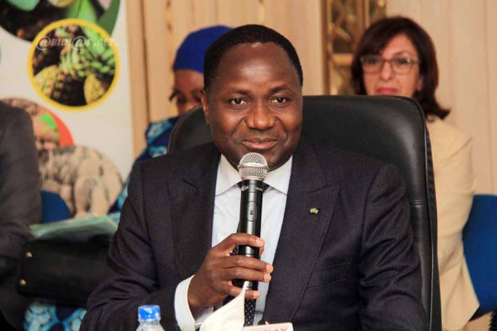 LE MINISTRE DE L'AGRICULTURE IVOIRIENNE A L'ECOUTE DES COTONCULTEURS