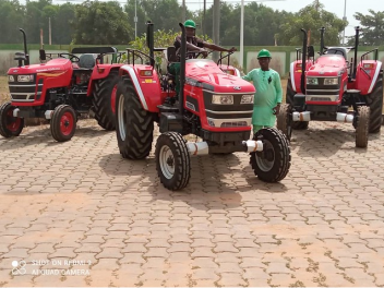 07/01/22 Les premiers tracteurs indiens Mahindra montés par la SoNaMa au Bénin