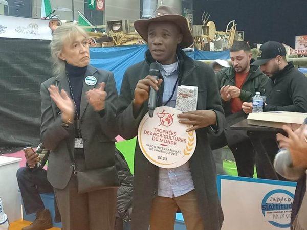 28/02/23 59é édition du Salon International de l’Agriculture de Paris: Le PCA Moussa Sawadogo remporte Le Trophée des Agricultures du Monde