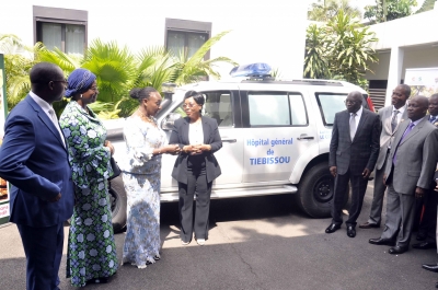 14/12/14 LE CNS OFFRE UNE AMBULANCE AUX POPULATIONS DE TIEBISSOU